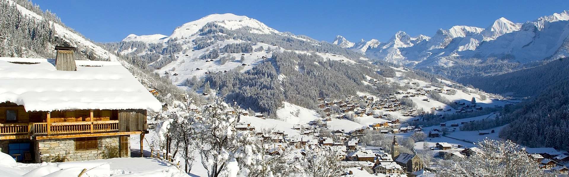 Le village de La Clusaz sous la neige face a la chaine des Aravis